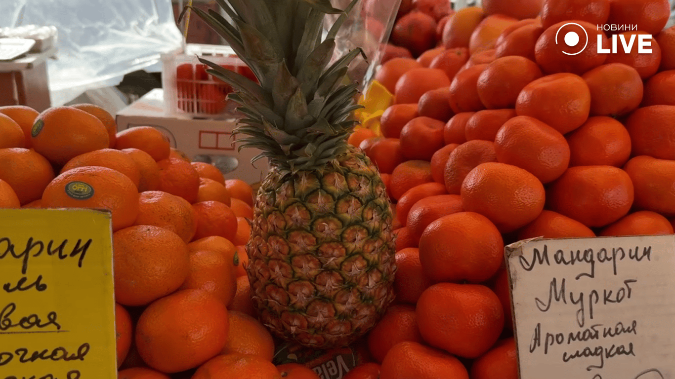 Фрукти на прилавку
