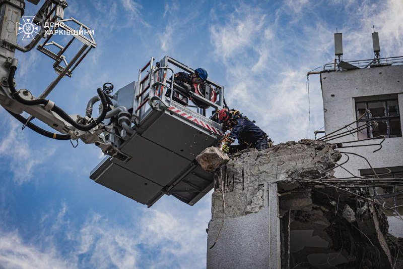 рятувальники розбирають завали будинку