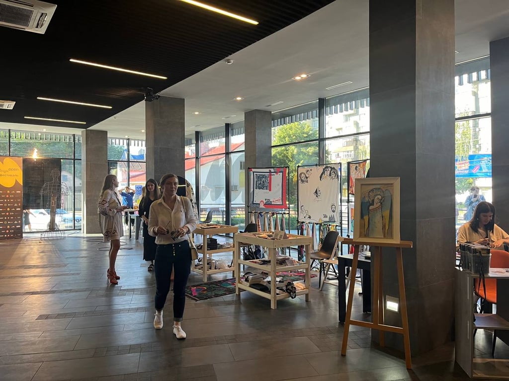 В футболке с трезубцем — звезда Властелина Колец посетил Черновцы - фото 7