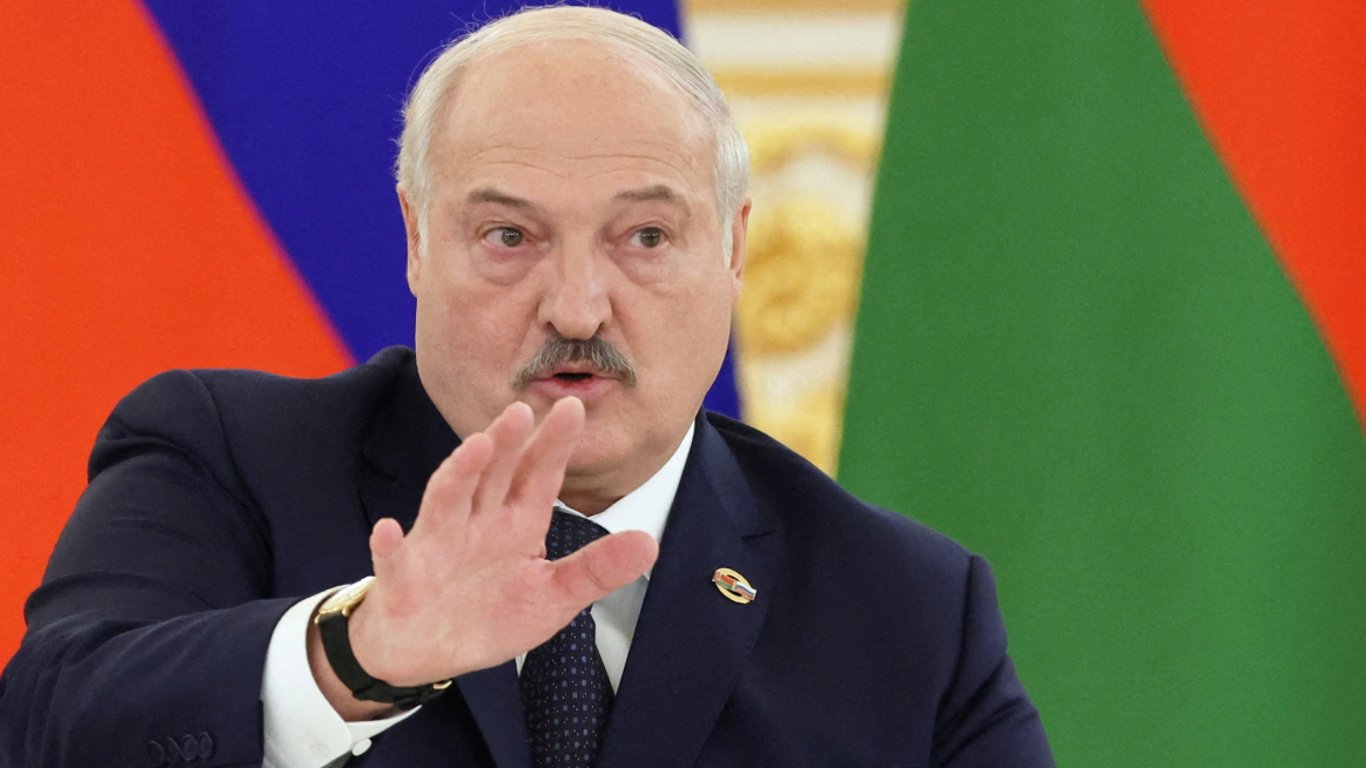 Лукашенка вперше помітили з перебинтованою рукою