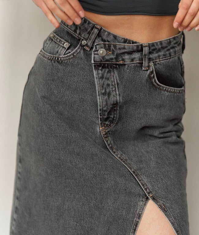 Спідницю денім легко поєднувати з весняним одягом