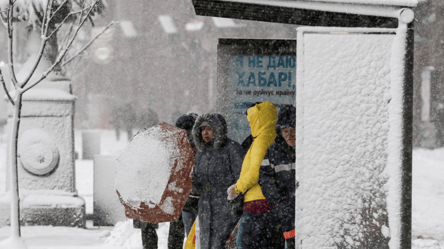 У КМВА кажуть про неправдиві заяви щодо укриттів на зупинках - 290x160