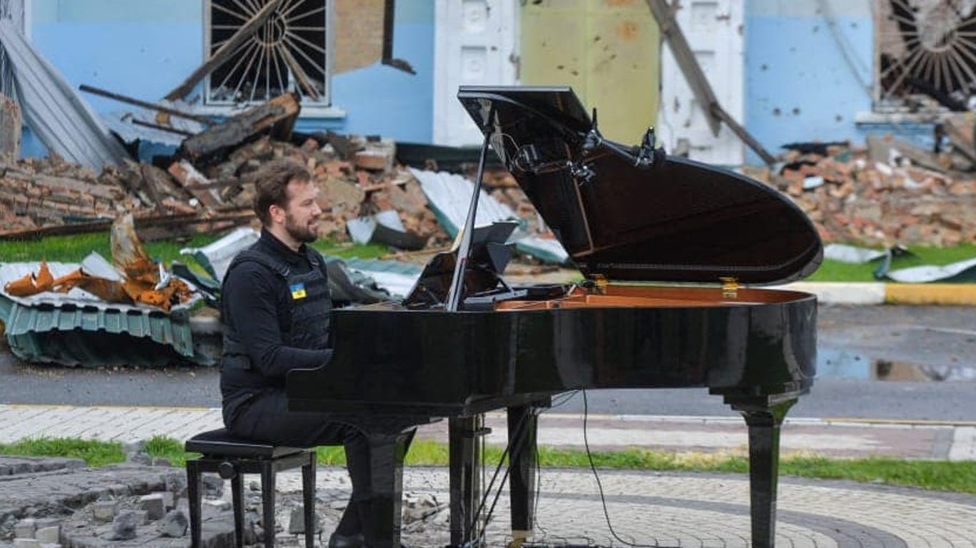 В Ирпене перед разрушенным Домом культуры выступил известный пианист