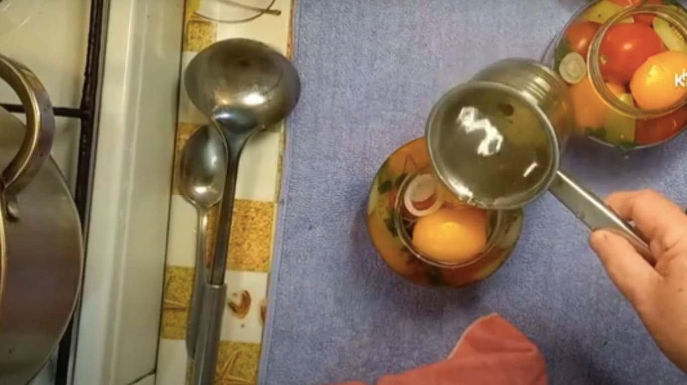 рецепт помідор на зиму з цибулею 