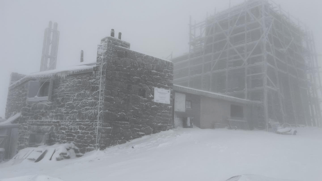 В Карпатах уже настоящая зима —впечатляющее фото заснеженной горы Поп Иван