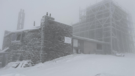 В Карпатах уже настоящая зима —впечатляющее фото заснеженной горы Поп Иван - 285x160