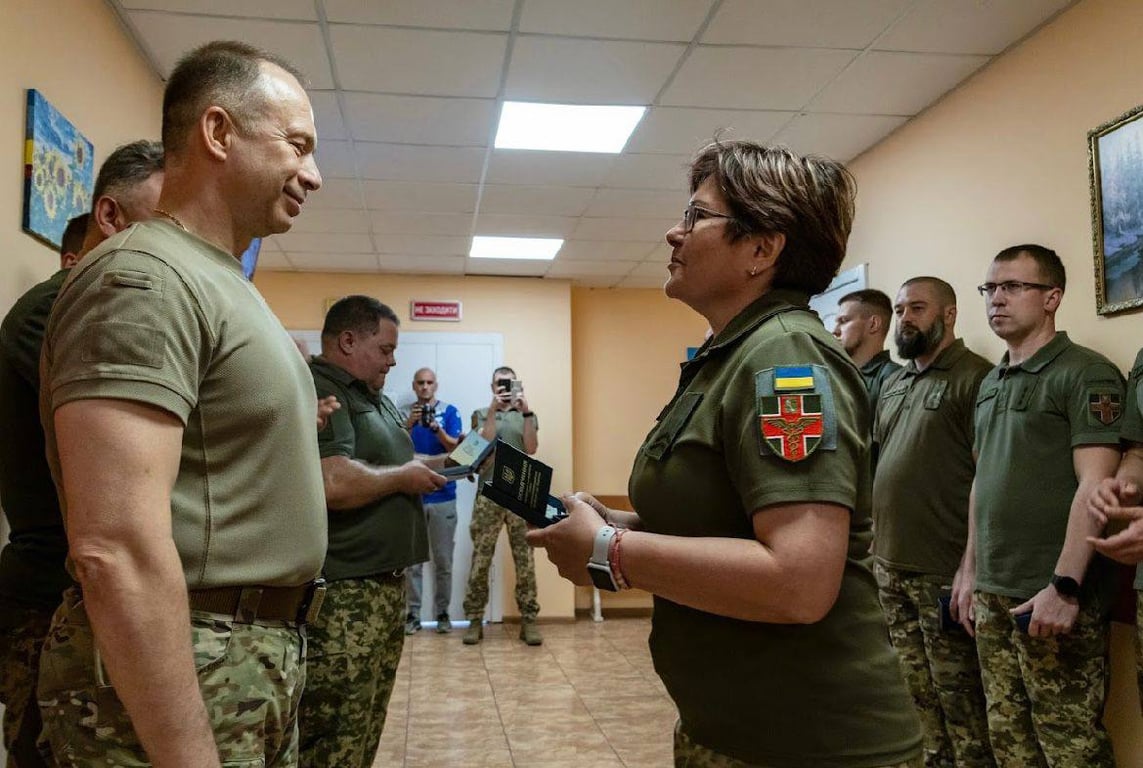 Сирський вручив нагороди воїнам, які проходять лікування після поранень - фото 4