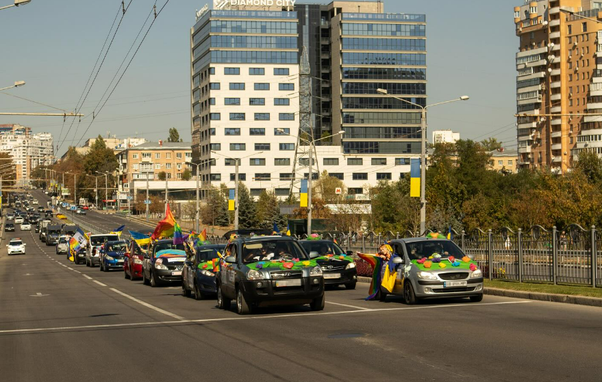 У Харкові відбувся ЛГБТ-автопробіг за участю військових — кожна з колон символізувала заклик - фото 1