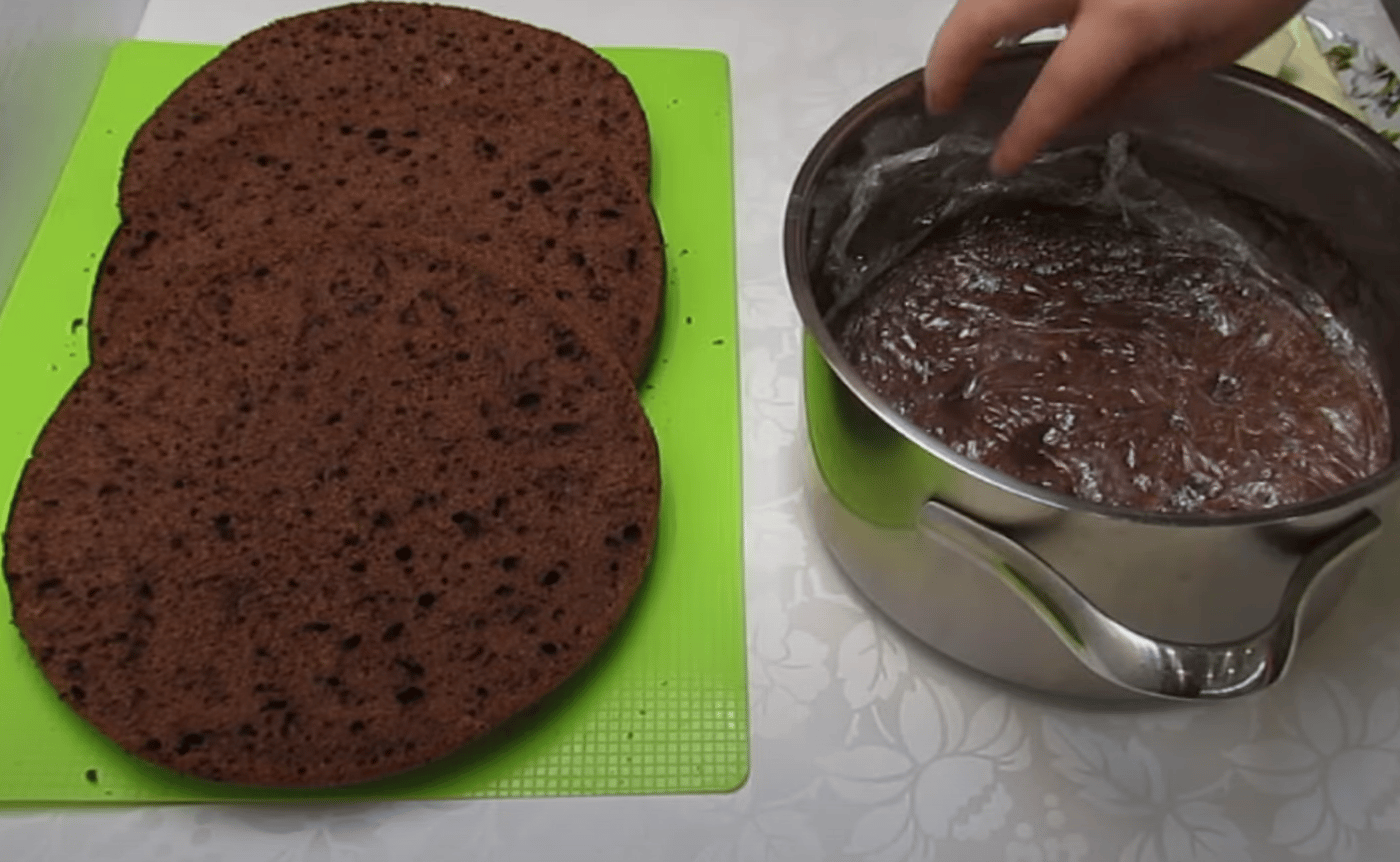 Торт на кефірі з шоколадним кремом - як приготувати