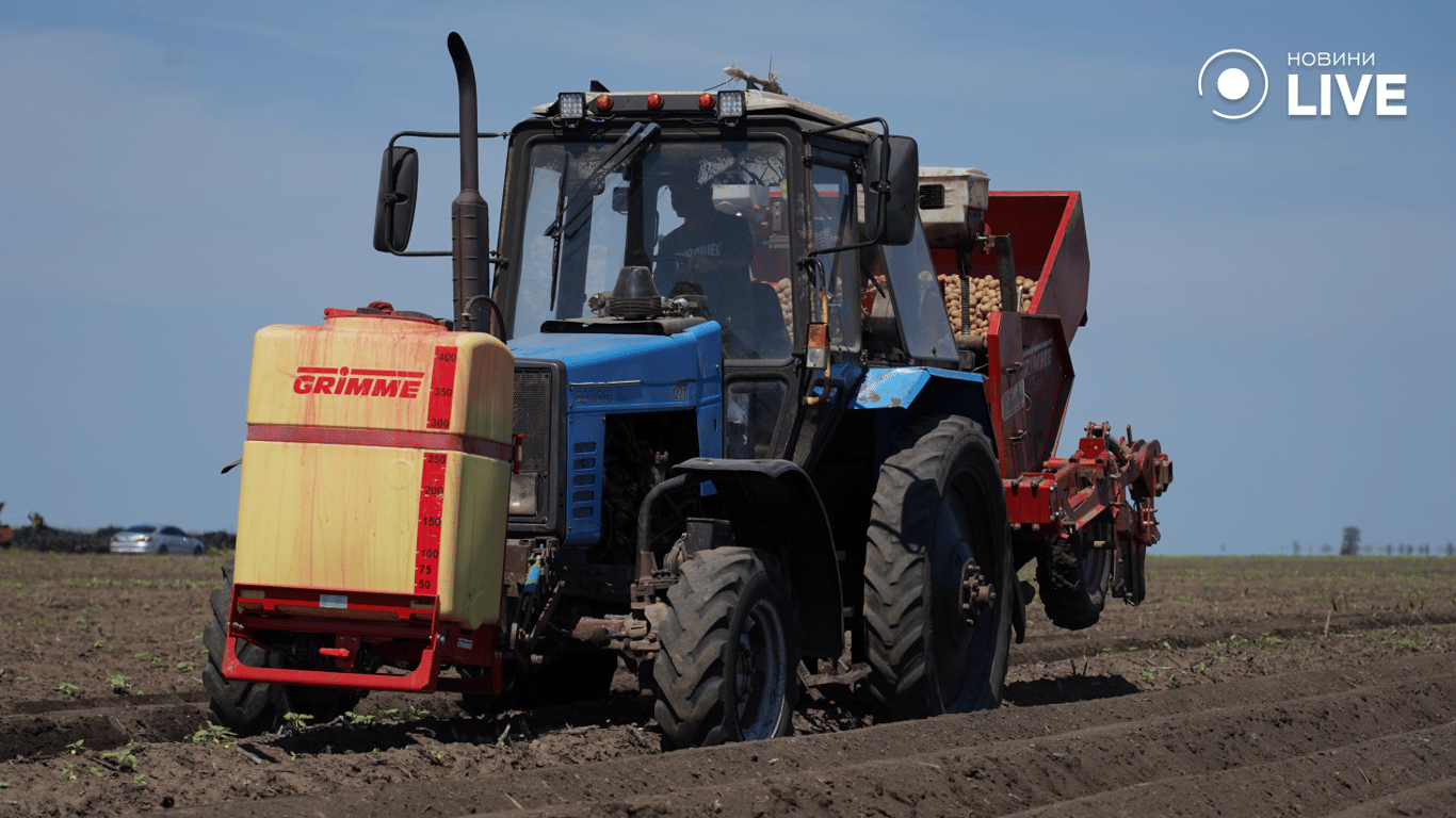 Аграрії садять картоплю на тракторі