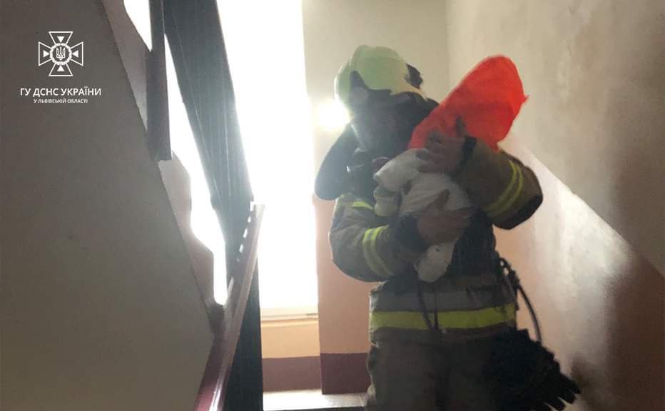 Пожарные спасают младенца