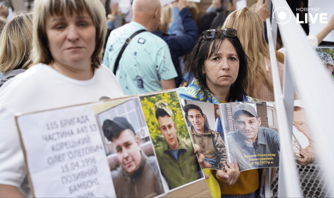 Родичі з надією вдивляються в автобус із полоненими