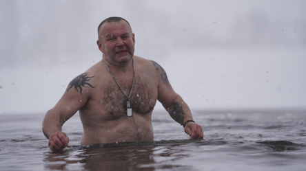 У Києві на Водохреще жителі пірнають в ополонку — фоторепортаж - 285x160