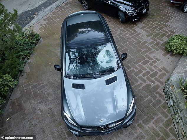 У мережі показали авто зірки серіалу "Беверлі-Гіллз", яке понівечили байкери. Фото: Splashnews.com