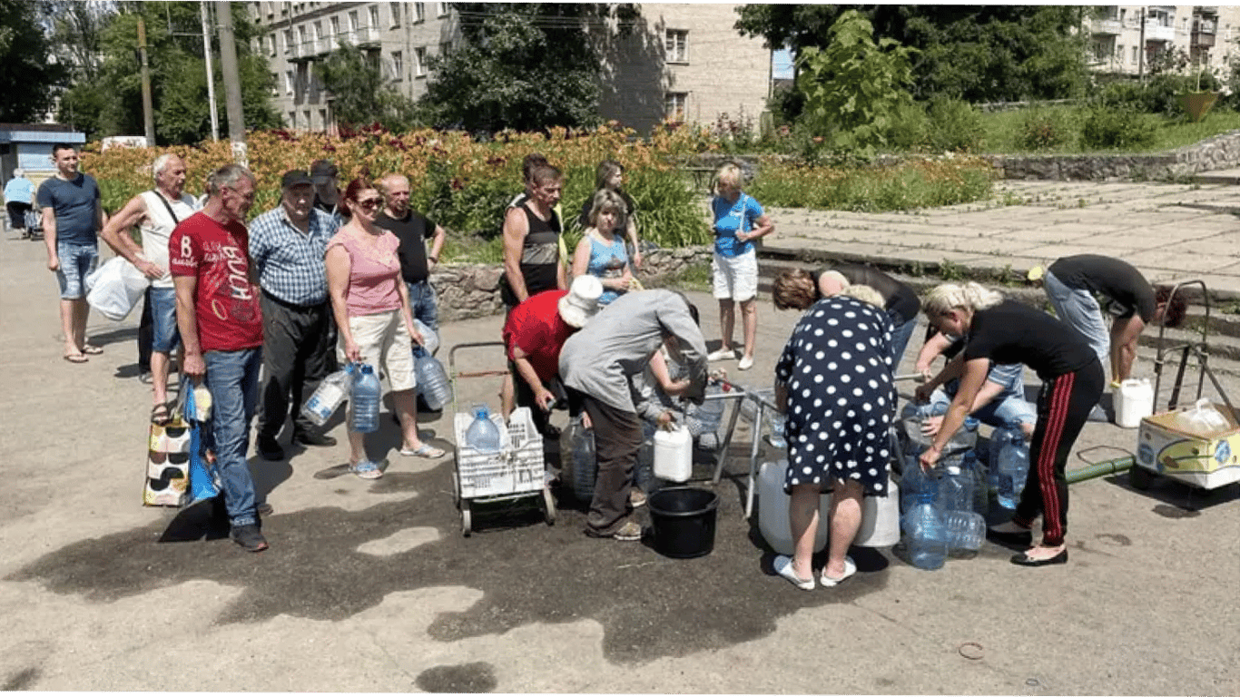 На  тимчасово окупованих територіях Донеччини з кранів замість води тече бруд