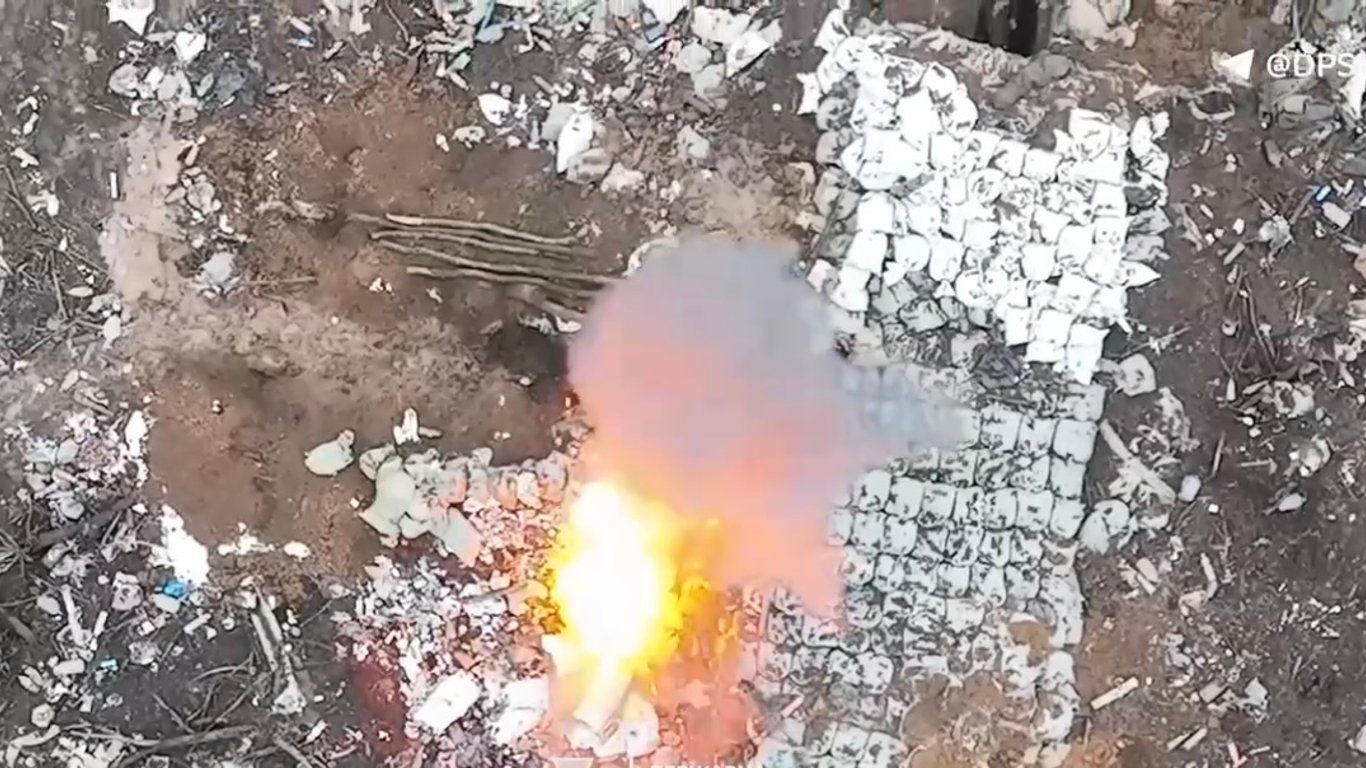 Под Бахмутом пограничники попали гранатами в российский дрон и оккупанта