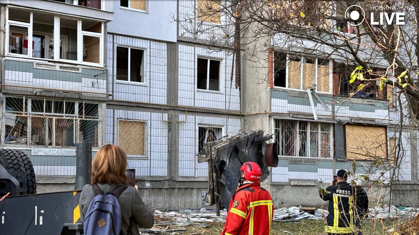 рятувальні служби на місці обстрілу в Харкові