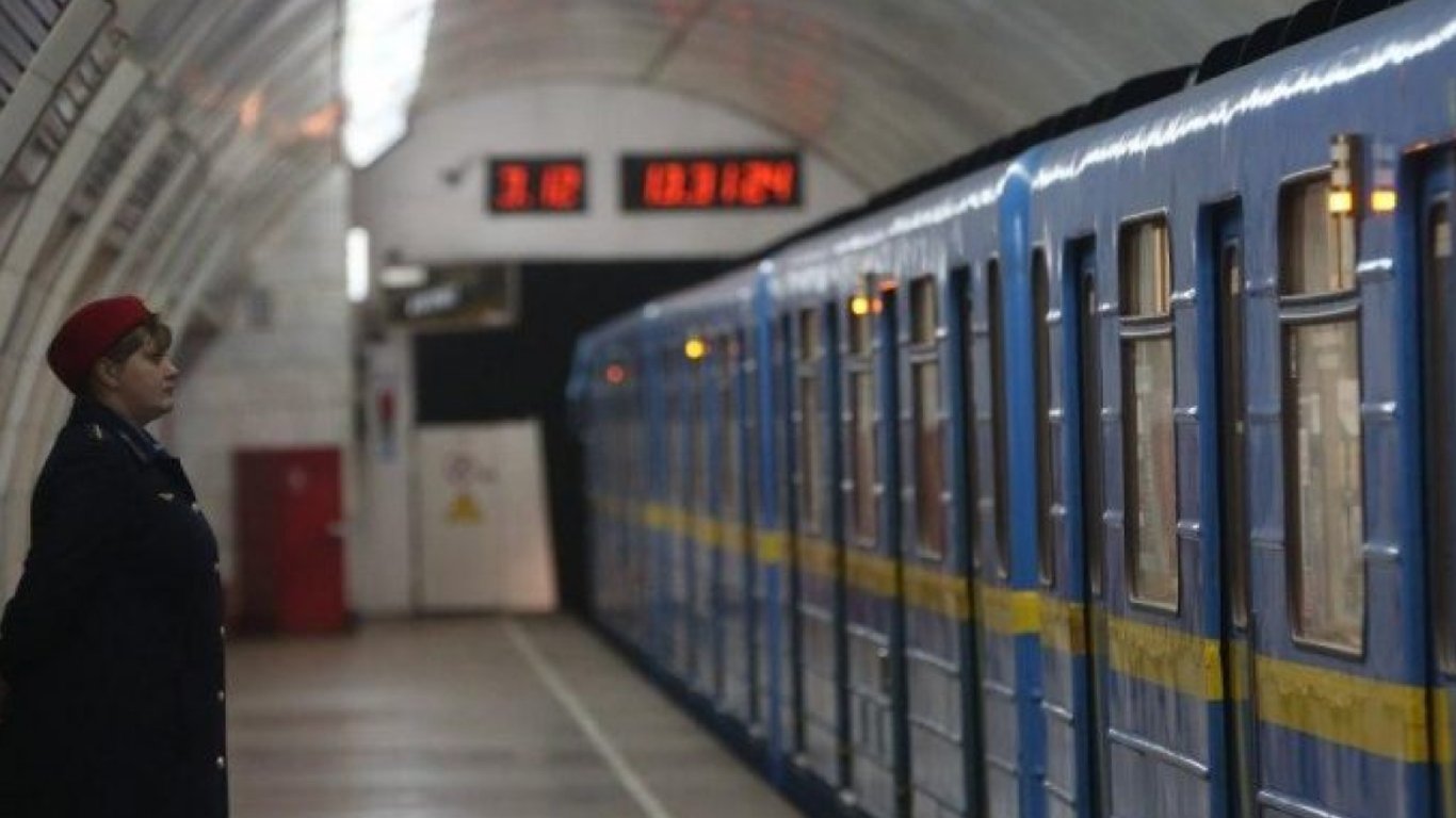 В Киеве ограничат движение по тоннелю возле станции метро "Дорогожичи": что случилось