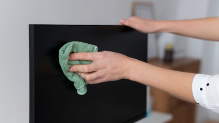 Небезпечна помилка — чому ТВ не можна протирати засобом для скла - 285x160