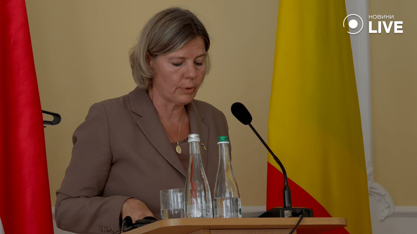 заступниця міністра закордонних справ Королівства Нідерланди Хелен Баккер на брифінгу в Одесі. 