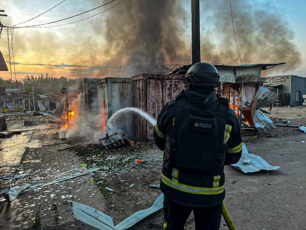 Рятувальники гасять палаючі торговельні павільйони на площі 500 квадратних метрів