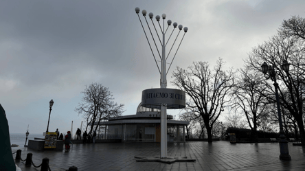 Менора біля Дюка — що кажуть одесити про Хануку і як реагують - 285x160