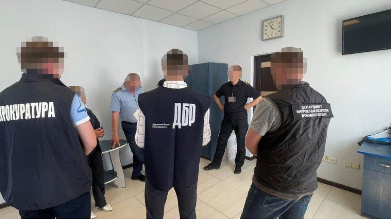 Во Львове задержали инспекторов таможни за махинации с автомобилями