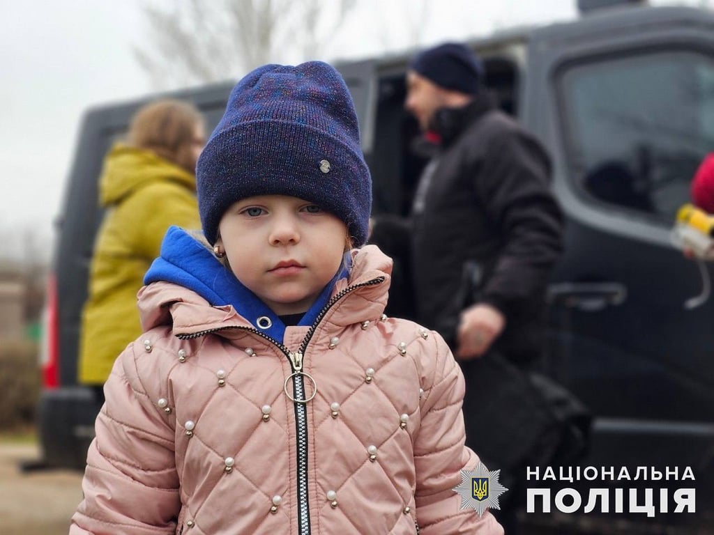 Эвакуация из-под обстрелов — НПУ вывезла семью из Константиновки - фото 3