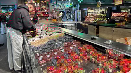 Килограмм по 400-500 грн: клубнику в Украине продают со скидками - 285x160