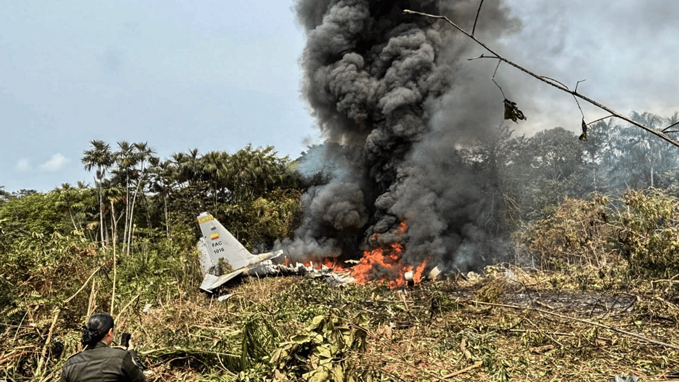 У Колумбії розбився військовий літак: на борту було понад 100 осіб