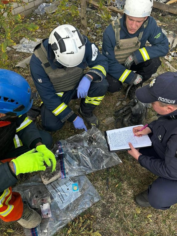 Правоохоронець та рятувальники на місці обстрілу Харківської області 5 жовтня