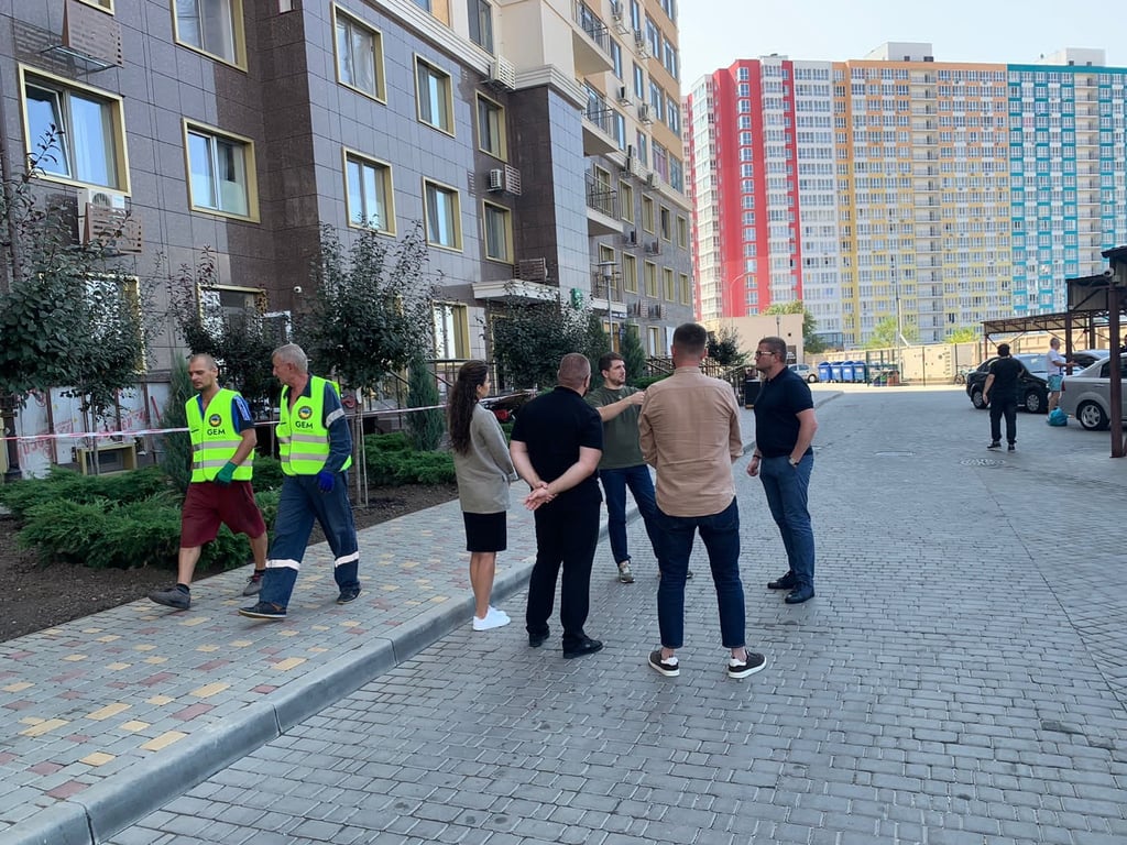 В Одесі перевірили, як виконуються роботи із встановлення вікон. Фото: Одеська ОДА