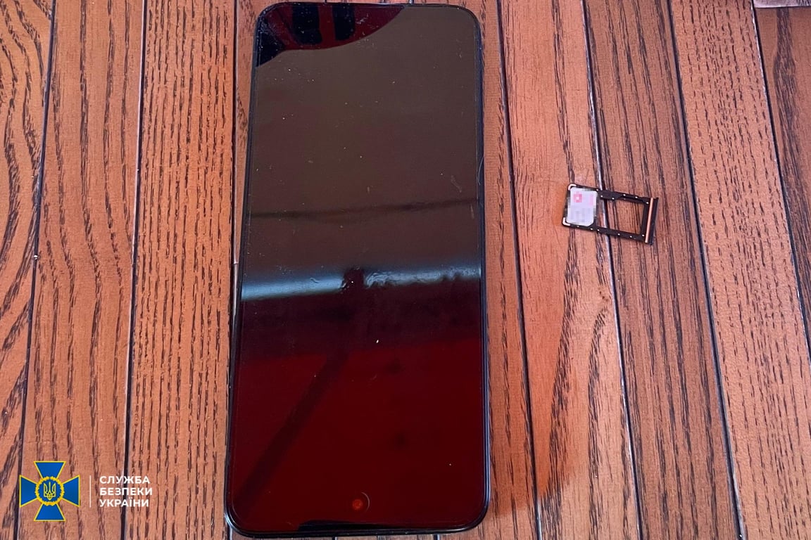 Мобільний телефон із доказами зв’язку підозрюваної з російськими спецслужбами