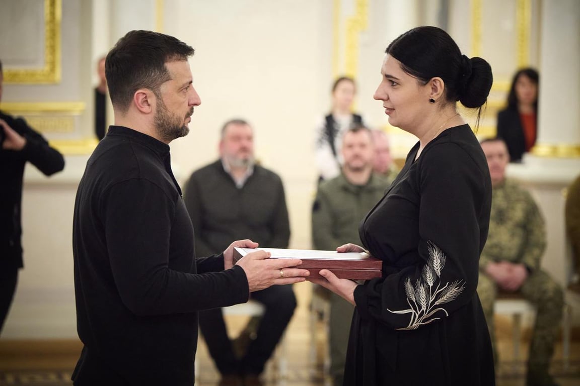 Президент нагороджує родичів загиблих військових у залі урочистостей