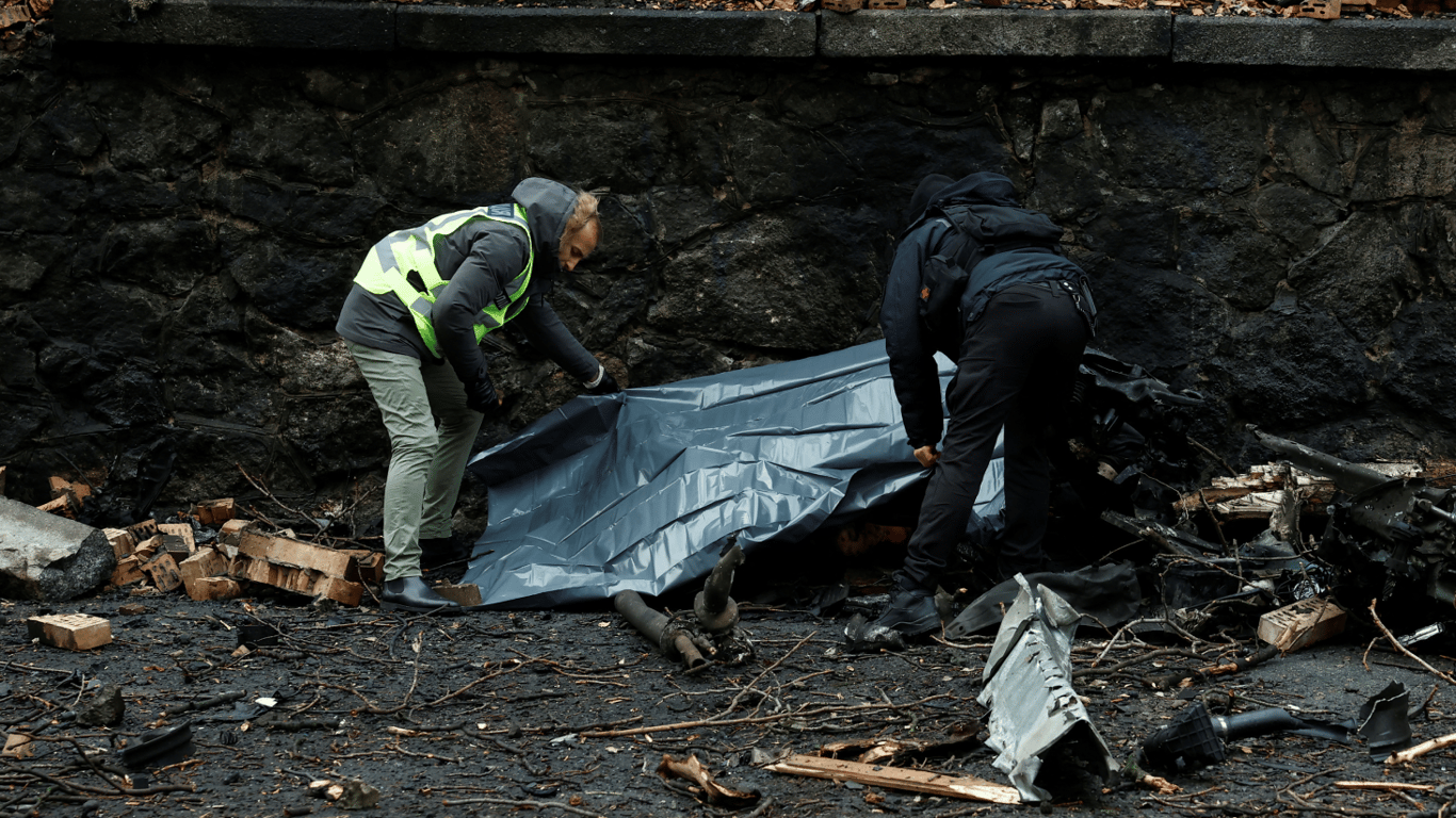 Вибухи у Києві 31 грудня — уламки ракет впали на приватну будівлю