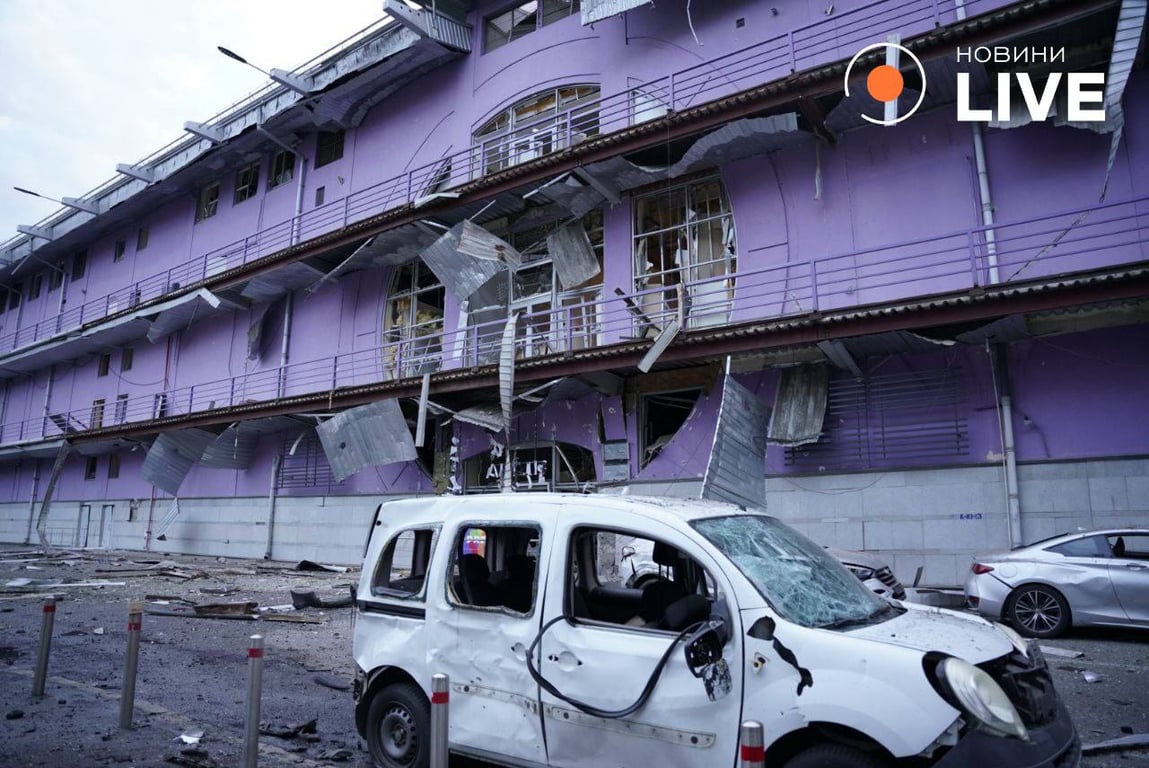 Вирви та руїни — фоторепортаж наслідків нічної атаки РФ на Київ - фото 3