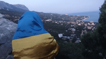 Прапор України вранці майорів на горі Кішка в Криму — подробиці - 285x160