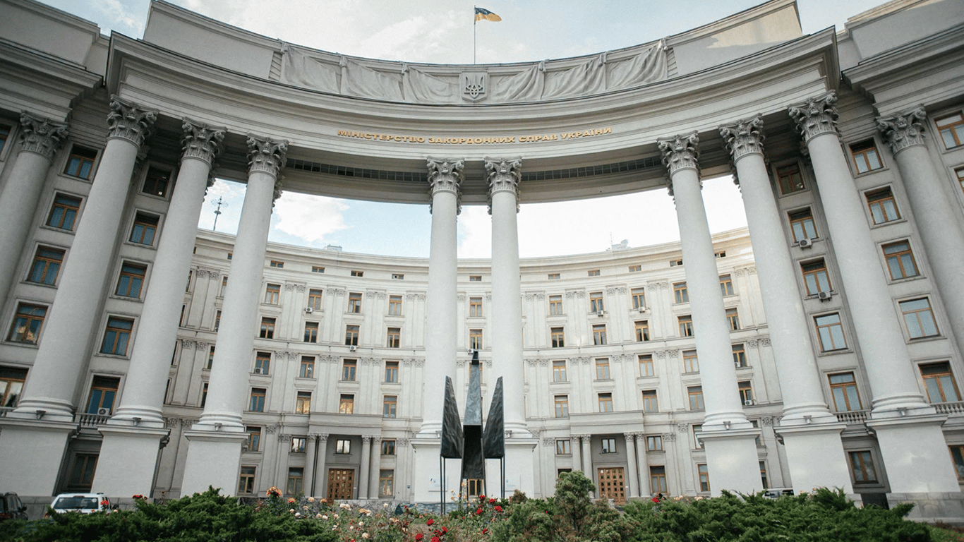 У Києві біля МЗС встановили легендарну скульптуру "Фенікс", створену для Burning Man
