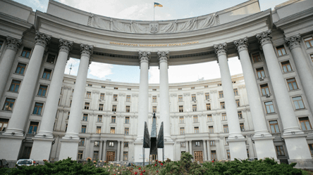 У Києві біля МЗС встановили легендарну скульптуру "Фенікс", створену для Burning Man - 290x166