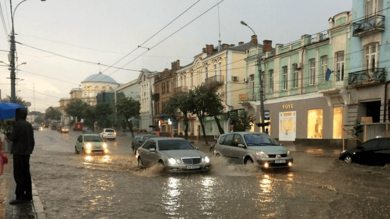 Непогода в Киеве - на Олимпийской сорвало асфальт
