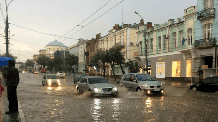 У Києві зірвало асфальт від зливи — вражаючі кадри - 285x160