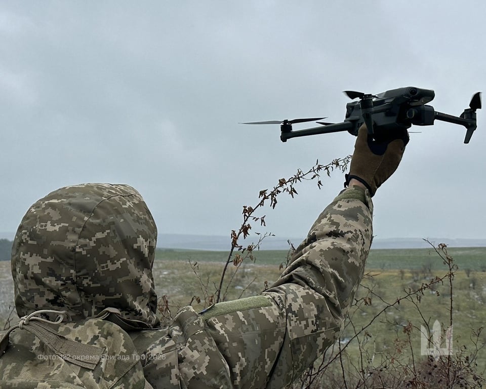 Військовий з дроном