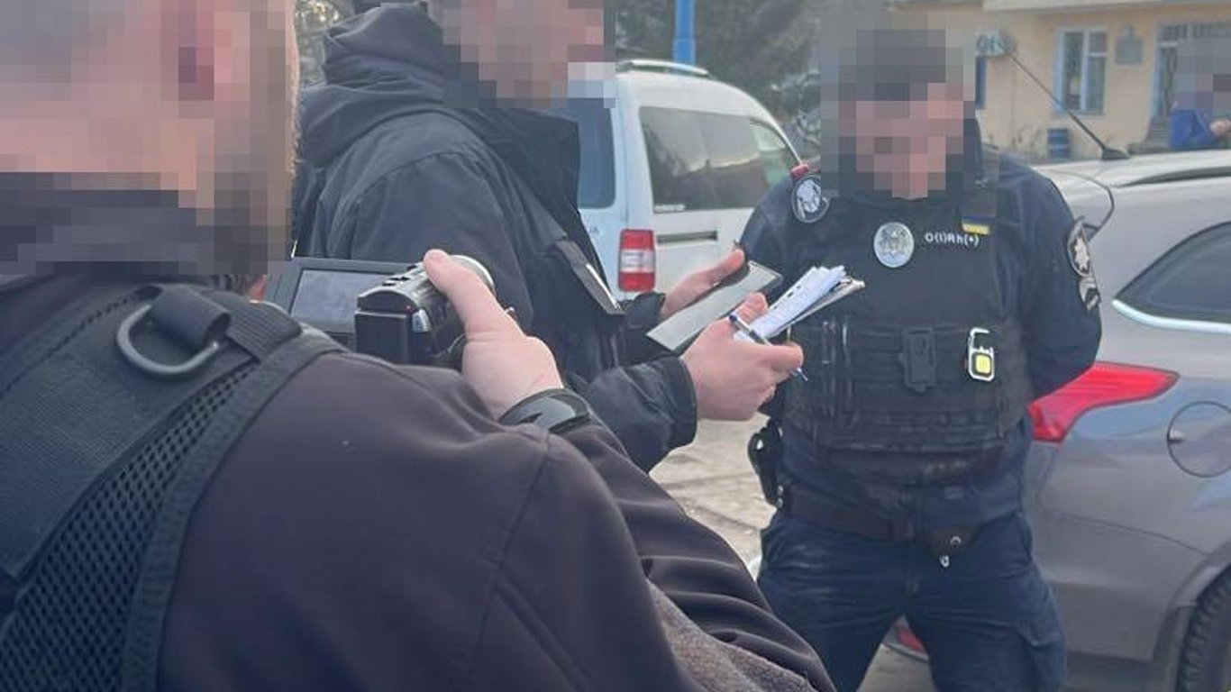 Требовал взятки с зерноперевозчиков — на Одесчине задержали патрульного полицейского