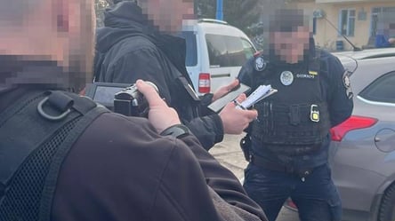 Вимагав хабарі у зерноперевізників — на Одещині затримали патрульного поліцейського - 285x160