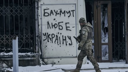 Українські прикордонники показали, як стримують ворога у Бахмуті: в місті тривають вуличні бої - 285x160