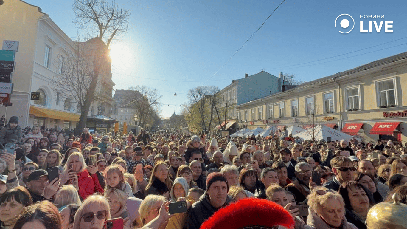 В Одесі відтворили розп’яття Христа на Дерибасівській — фото - фото 9