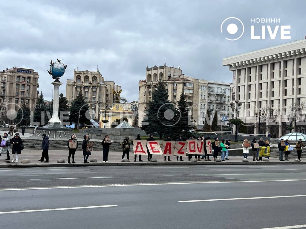 в Киеве прошла акция протеста в поддержку "азовцев"
