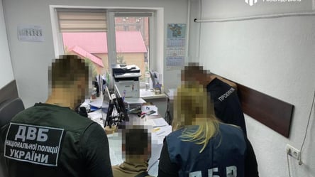 Напали на перехожих та забрали 30 тисяч гривень: у Харкові арештували трьох поліцейських - 285x160
