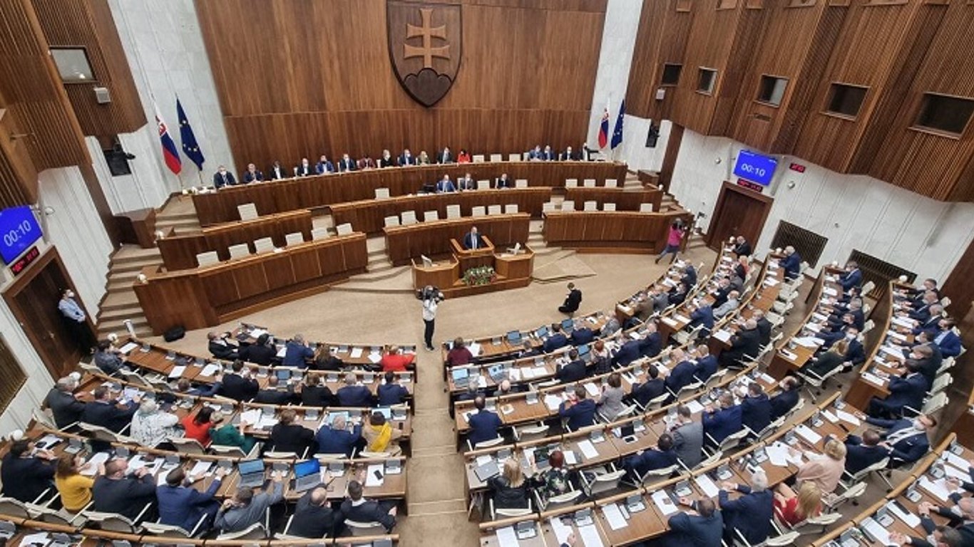 Парламент Словакии подтвердил намерение правительства остановить военную помощь Украине