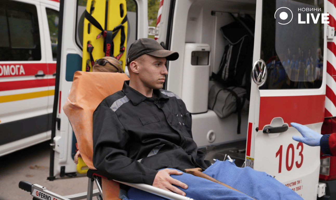 Важкий стан після полону: військового заносять до лікарні